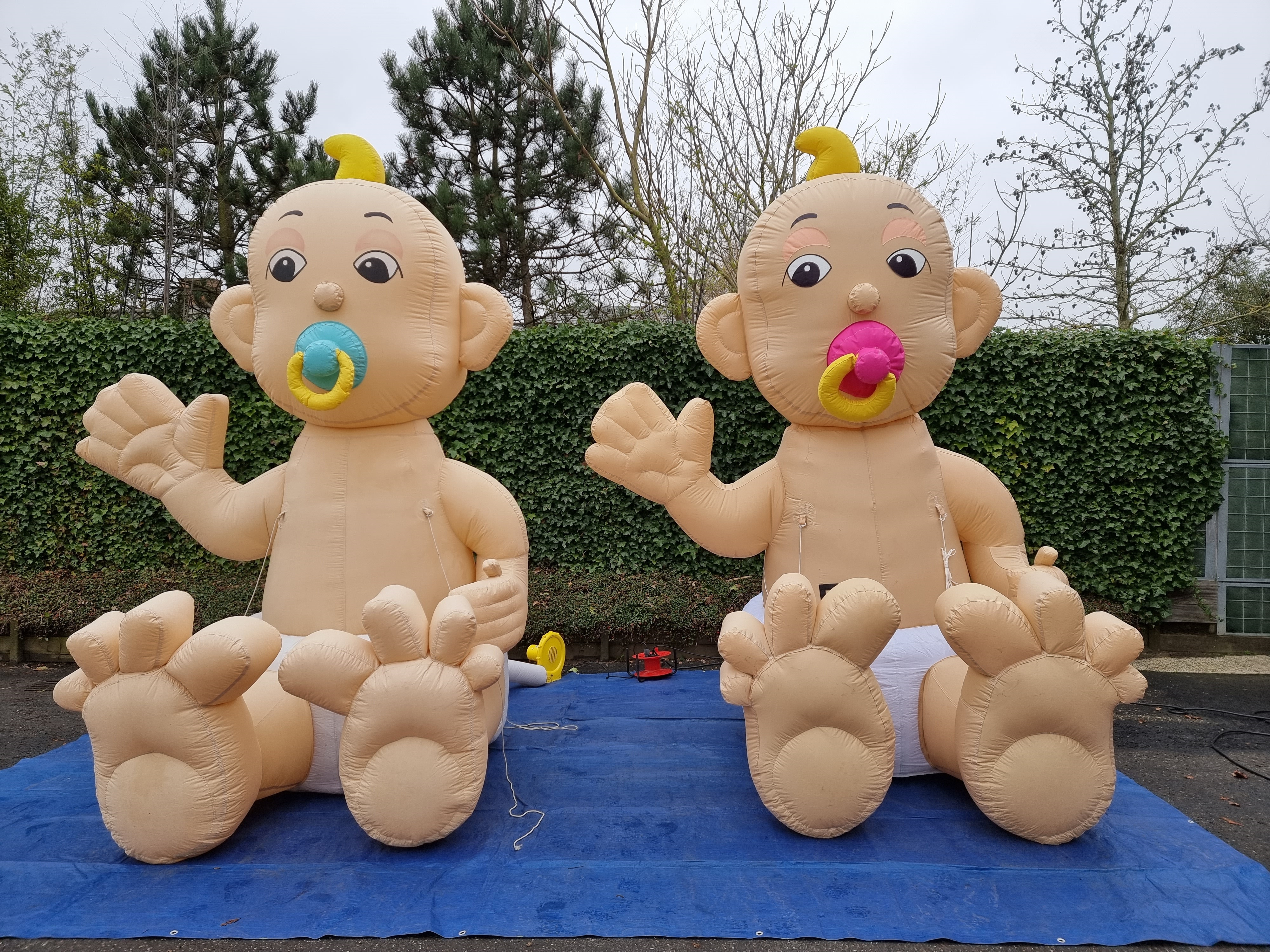 opblaasfiguur-baby-boy-en-girl-standaard.jpg