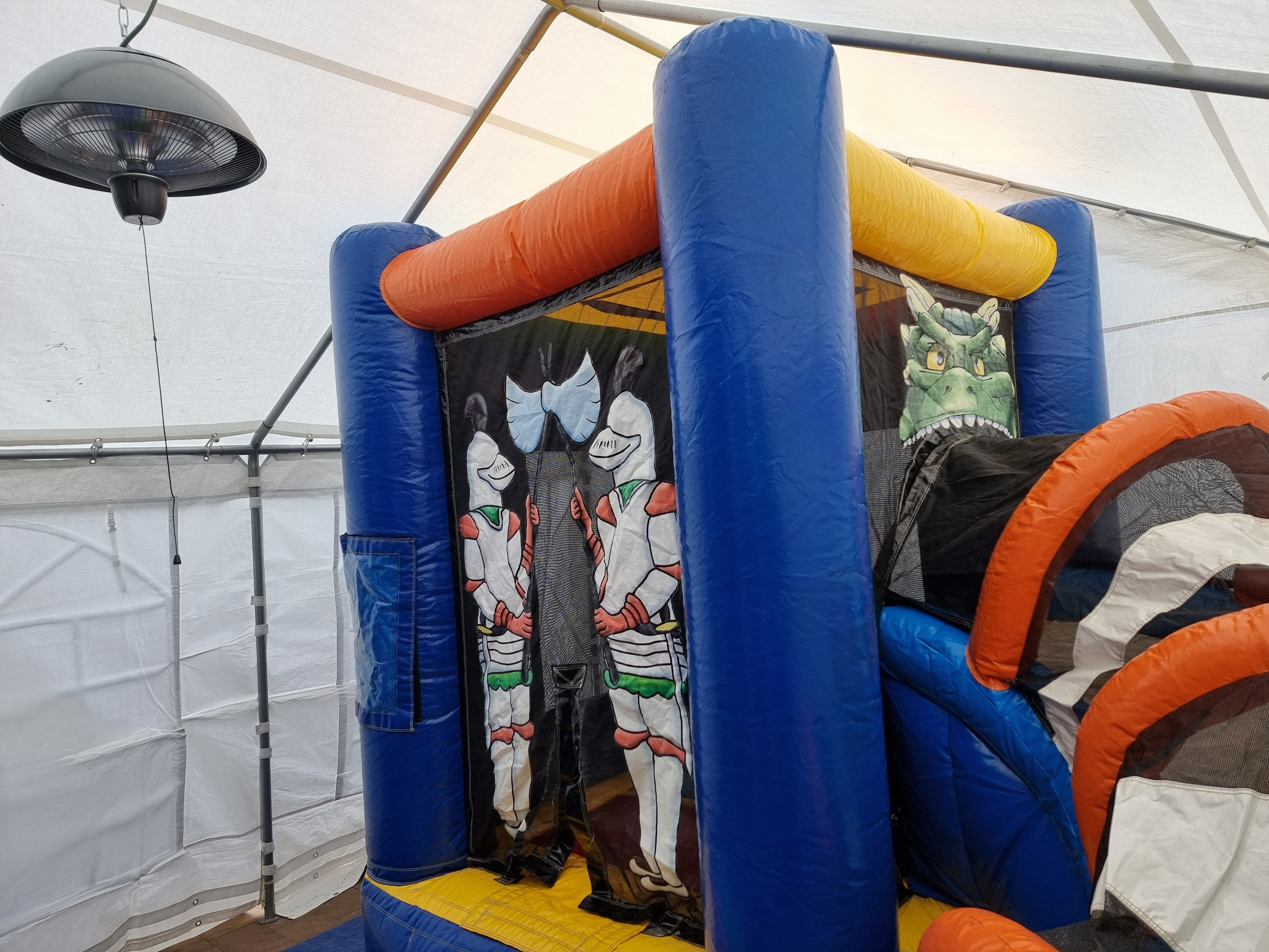 sfeer-impresie-springkussen-ridder-mini-slide-in-partytent-2.jpg